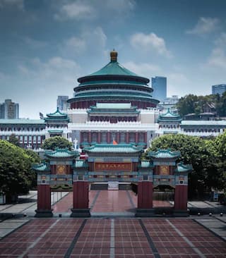 宏伟的中国传统风格建筑 绿色屋顶红色立柱 广场空旷