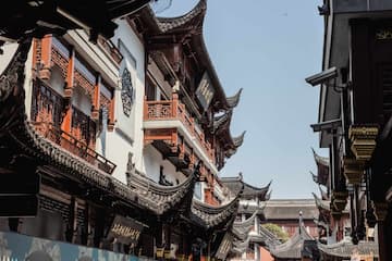 传统中式建筑群飞檐翘角白墙黛瓦古色古香