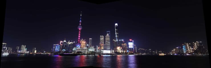 图片展示了上海的夜景 城市天际线被灯光点亮 东方明珠塔非常醒目