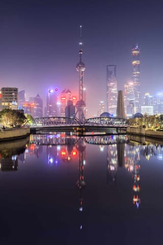 夜幕下的上海陆家嘴高楼林立东方明珠电视塔在灯光下熠熠生辉苏州河倒映着城市夜景