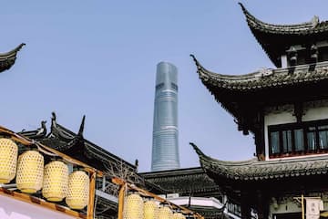 图片展示了上海老城厢的传统建筑与现代摩天大楼的对比 新旧建筑风格并存