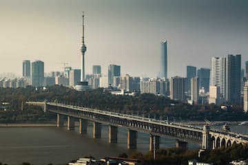 城市景观 桥梁横跨水面 高楼林立 电视塔耸立