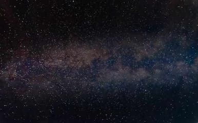 夜空中无数星星闪耀银河横跨天际星云点缀其间