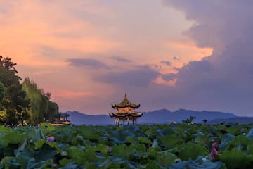 夕阳下的西湖亭台掩映在荷塘之中天空呈现出美丽的色彩