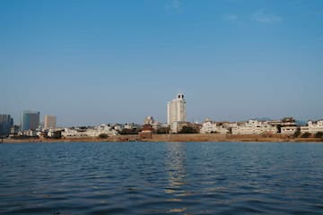 湖水荡漾城市建筑群沿岸分布高楼耸立天空湛蓝