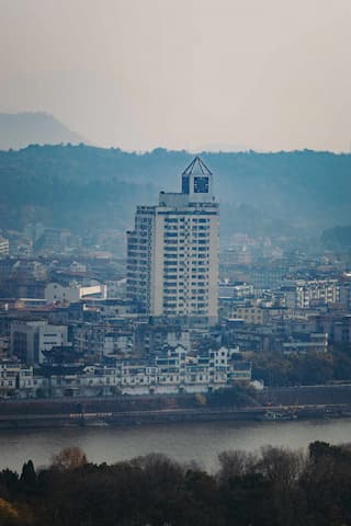 图片展示了城市景观高楼大厦在城市中拔地而起河流蜿蜒流淌