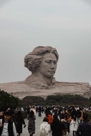 橘子洲头毛泽东雕像前人流涌动 天气阴沉