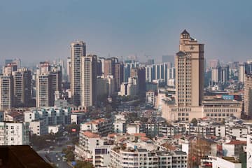 城市景观高楼大厦密集排列 建筑风格多样 天空晴朗