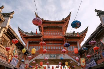 中国古镇建筑飞檐高耸 悬挂着各式各样的红灯笼 节日气氛浓厚