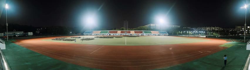 夜间的操场，跑道上空无一人，草坪上有排列整齐的队列。