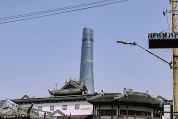 现代摩天大楼与传统中式建筑形成对比 电线杆和天空