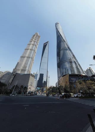 从地面仰视上海陆家嘴的三座标志性摩天大楼建筑群 蓝天白云