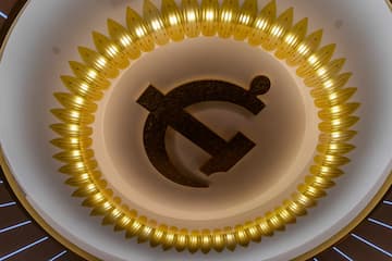 金色光环围绕锤子与镰刀标志 象征某种意识形态或政治体系