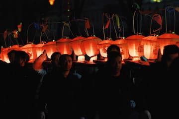 夜晚灯笼照亮人群面庞节日氛围浓厚