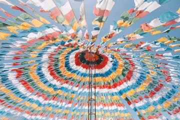 仰视视角下色彩鲜艳的经幡层层叠叠 蓝天为背景
