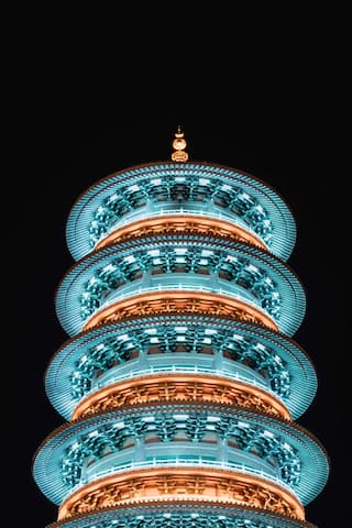 图片展示了一座多层宝塔，在夜间被灯光照亮，细节清晰。