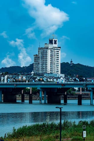 图片展示了城市景观 桥梁横跨水面 高楼耸立在蓝天下