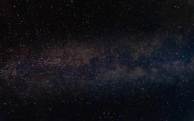 夜空中无数星星闪耀 银河如一条光带横贯画面 景象壮丽