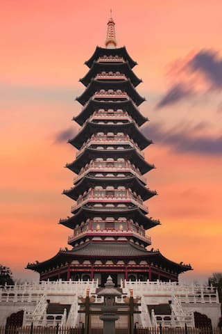 图片展示了一座多层宝塔建筑 宝塔在暮色天空的映衬下显得庄严而神秘