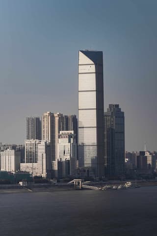 图片展示了城市景观高耸的建筑物构成天际线水岸线在前景