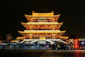 夜间拍摄的中国传统楼阁建筑 灯光照亮建筑 呈现出金碧辉煌的景象