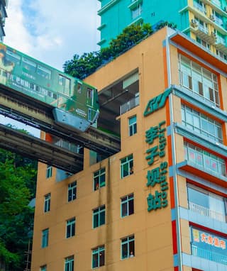 轻轨列车穿过居民楼轨道交通与城市建筑融为一体独特的城市景观