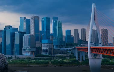 图片展示了城市天际线高楼林立 桥梁横跨水面 连接城市两岸