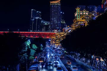 夜幕下的重庆 桥梁灯光闪耀 车流穿梭于城市道路 高楼林立 展现都市繁华