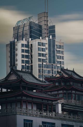 图片展示了传统中式建筑与现代高楼大厦同框的景象 新旧建筑风格对比鲜明