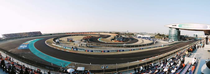 赛车跑道蜿蜒曲折 观众席上人头攒动 建筑现代 赛事氛围浓厚