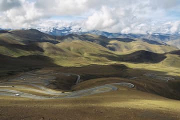 高原上的盘山公路景色