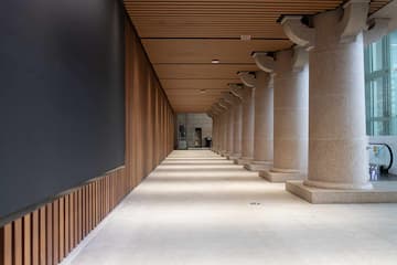 室内走廊一侧是柱子另一侧是墙壁光线充足