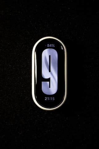 图片展示了一个智能手环屏幕显示数字9 电量84% 时间21:15 背景为黑色