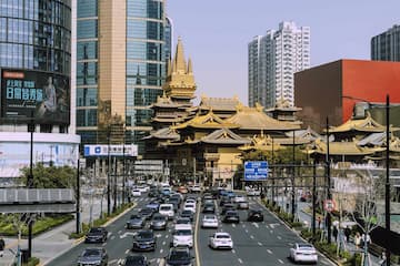 繁忙的城市街道上 车辆川流不息 古建筑在现代建筑中显得格外醒目