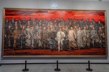 画作展示众多人物聚集 红色背景下人物形象各异 服装颜色深浅不一