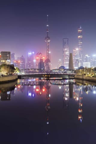 夜幕下的上海陆家嘴高楼林立灯光璀璨桥梁横跨水面建筑倒影清晰可见