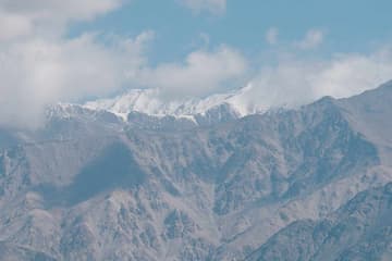 山脉被云雾环绕 山顶覆盖着白雪